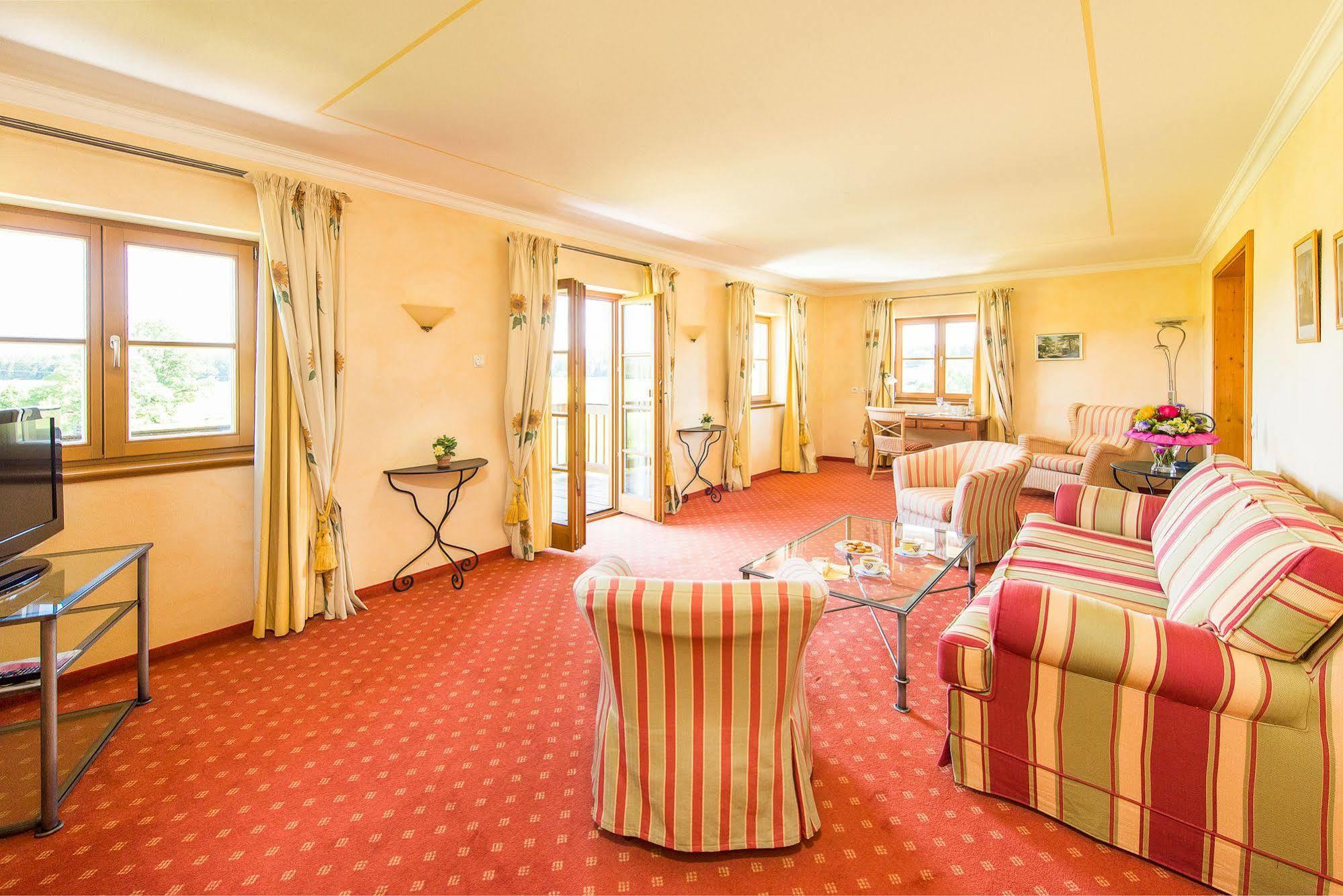 Hotel Und Landgasthof Altwirt Grosshartpenning Exterior photo